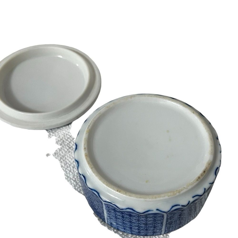 Sometsuke Japanese Porcelain Box
Cobalt Transfer Ware Takahashi blue and white - Picture 4 of 11